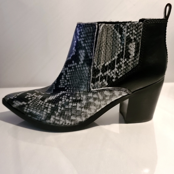 🌴NEW Women's Marc Fisher Snakeskin Ankle Boots - Picture 3 of 8
